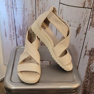 EARTH Spirit Cream color sandals with zipper back